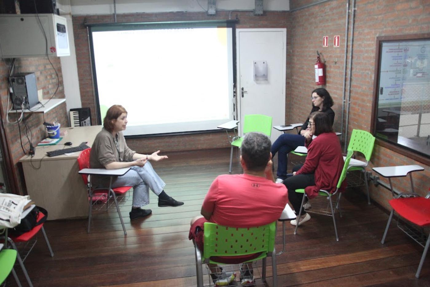pessoas sentadas conversando #paratodosverem