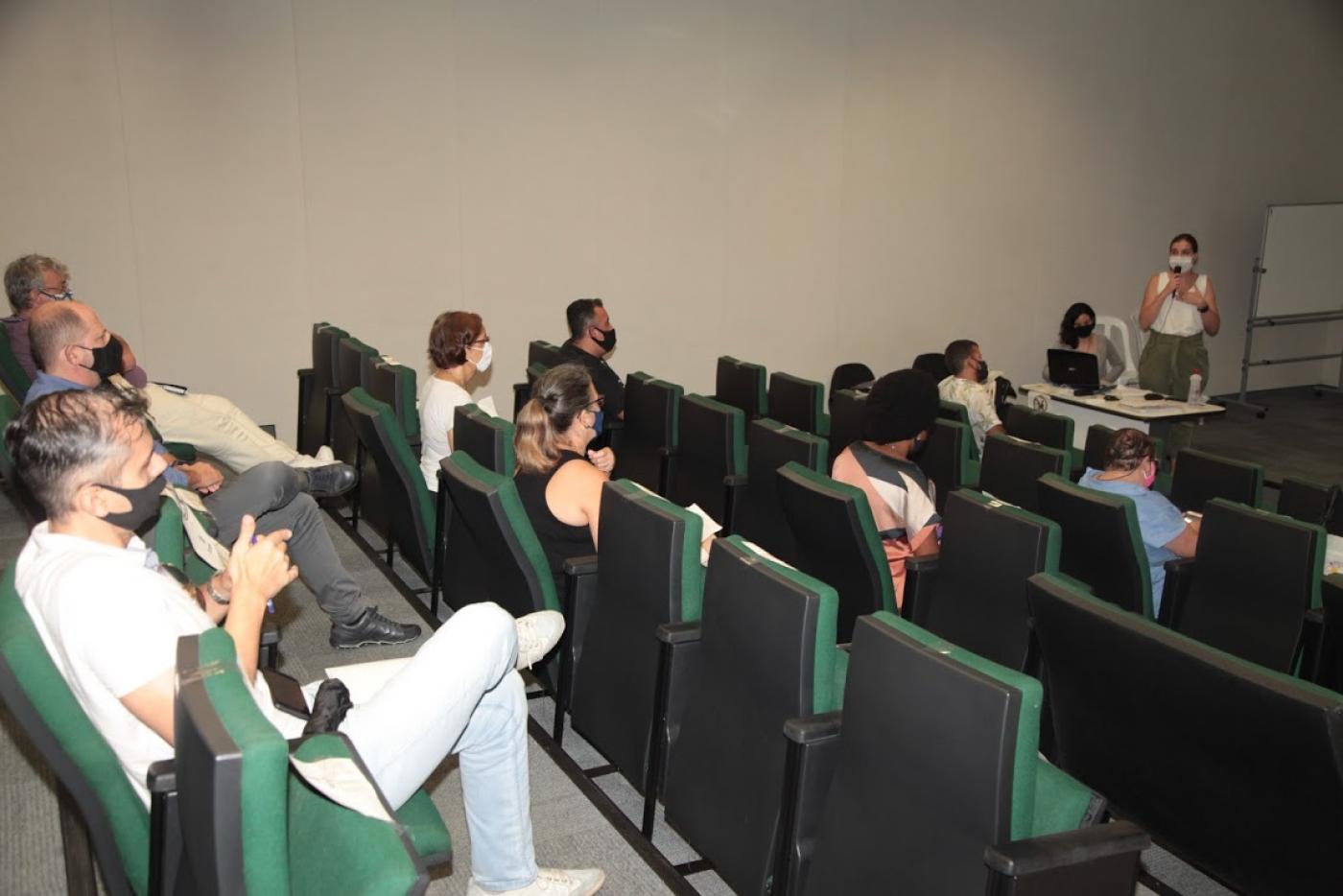 pessoas sentadas acompanham apresentação #paratodosverem