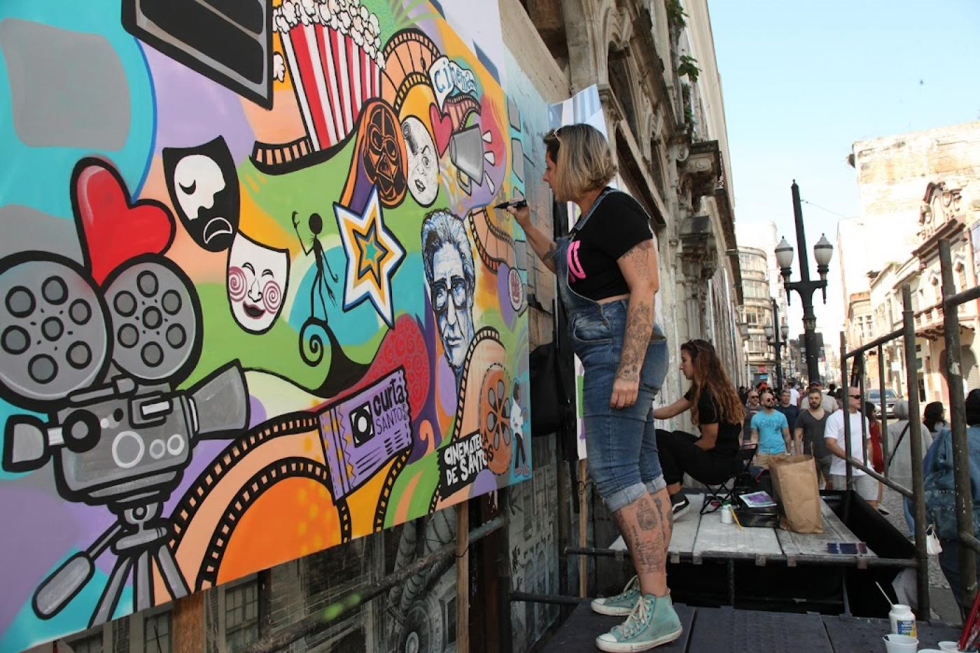 artista colore em frente a edificio #paratodosverem