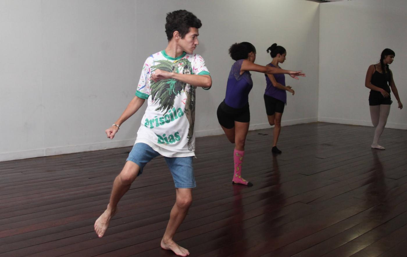 jovem se movimenta dançando. #paratodosverem
