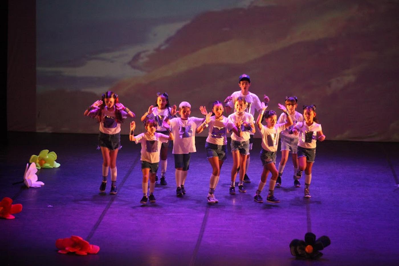 pessoas se apresentando em um palco #paratodosverem