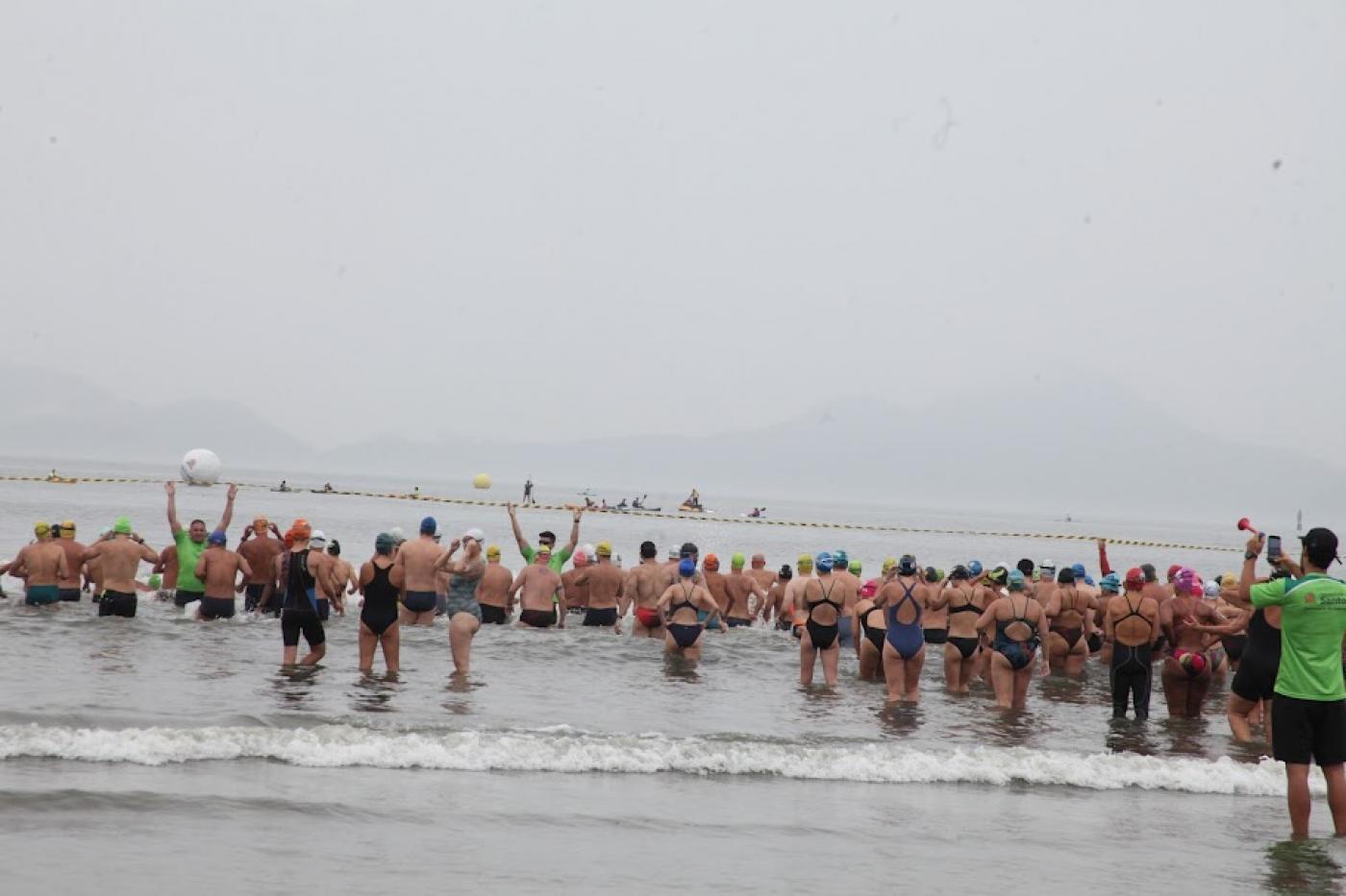 atletas entrando no mar para nadar #paratodosverem