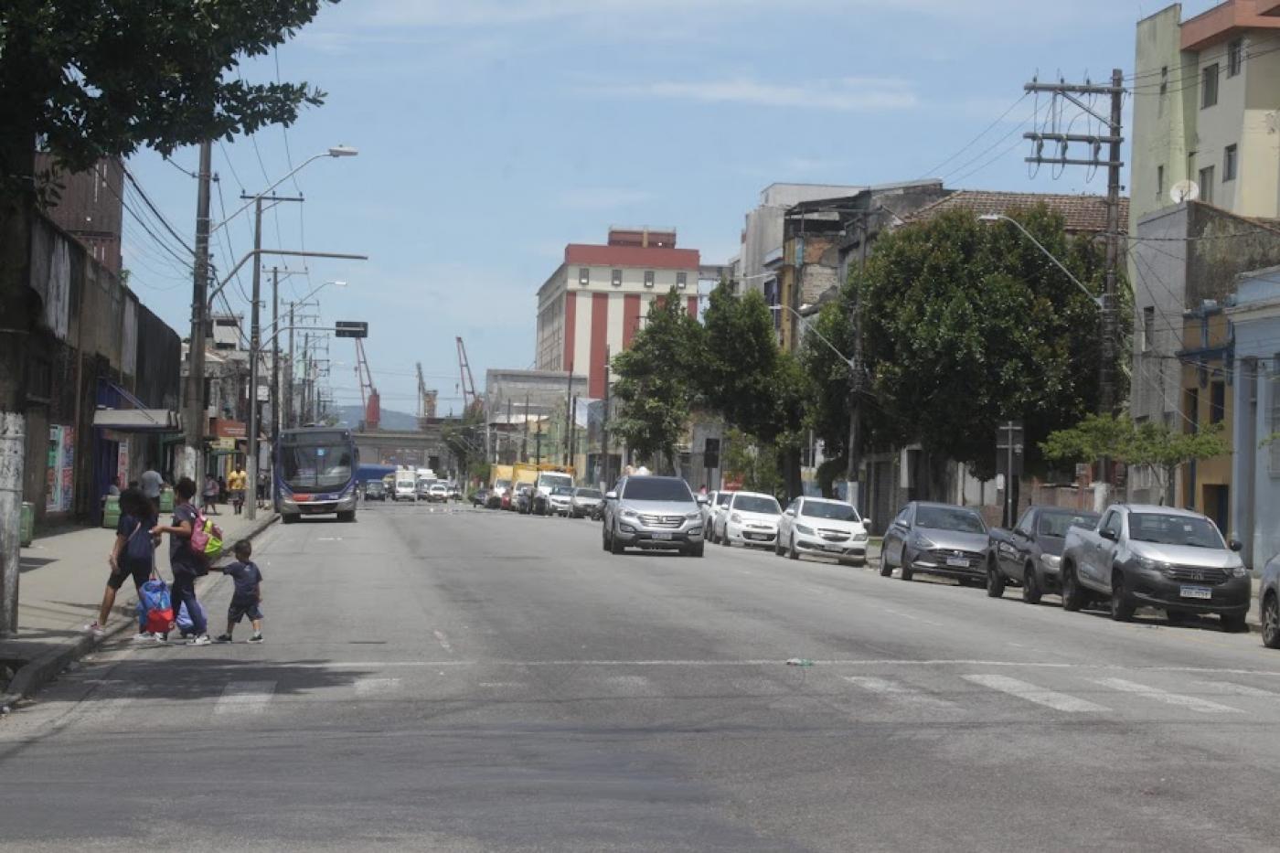 vista geral da rua joão pessoa, com pessoas fazendo a travessia em faixa de segurança. #paratodosverem 