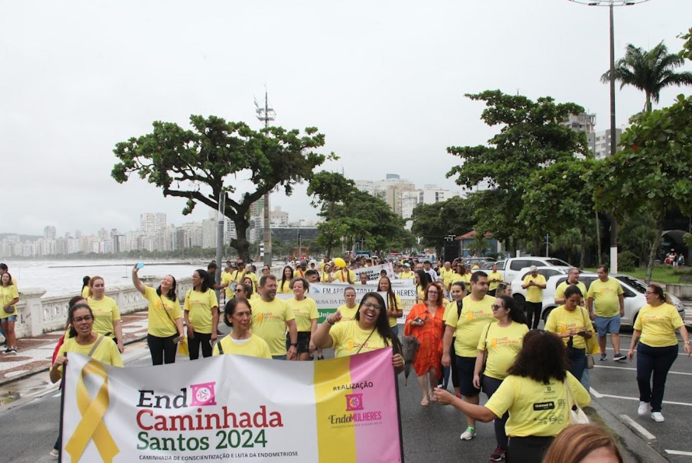 caminhada com mulheres vestidas de amarelo. #paratodosverem 