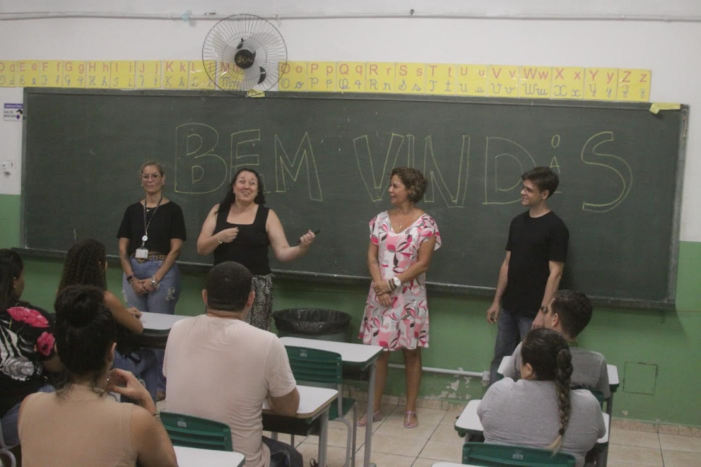 professores recebem alunos em sala de aula #paratodosverem