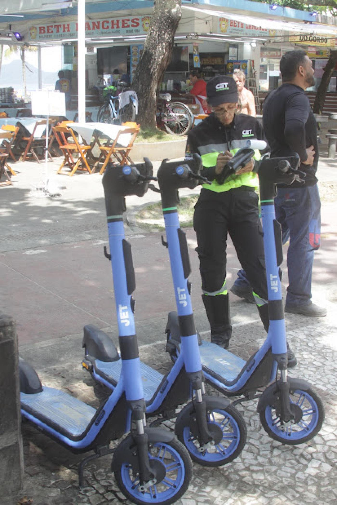 agente ao lado patinetes apreendidos #paratodosverem 