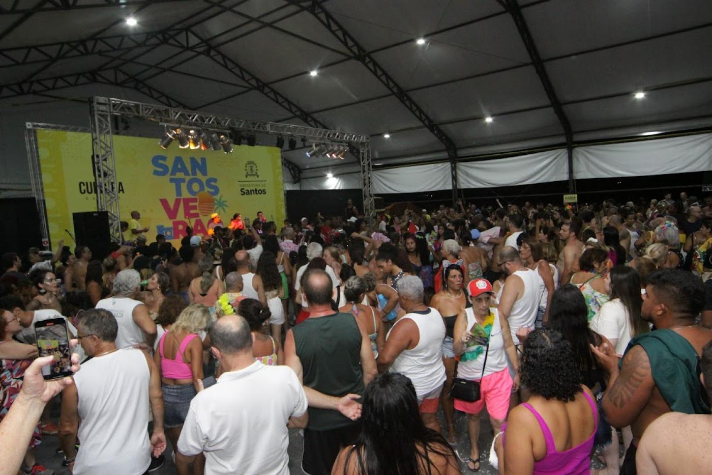 pessoas se divertindo na tenda #paratodosverem 