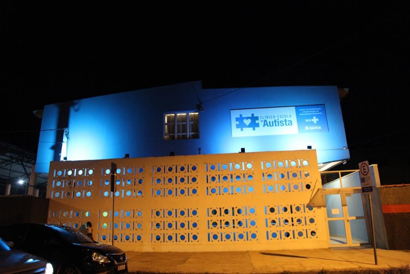 fachada da clínica iluminada de azul #paratodosverem 