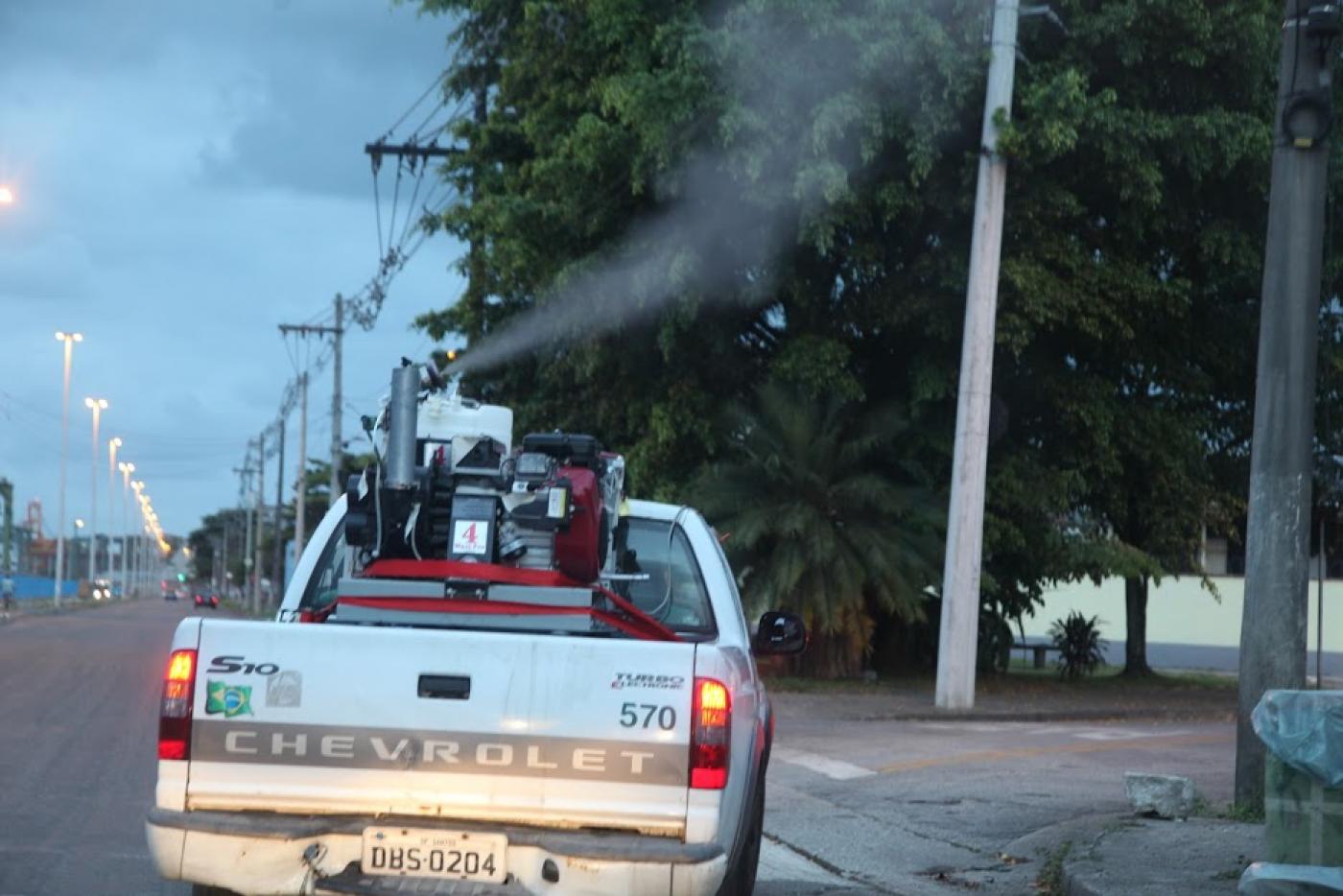 carro com fumacê espalha inseticida #paratodosverem 