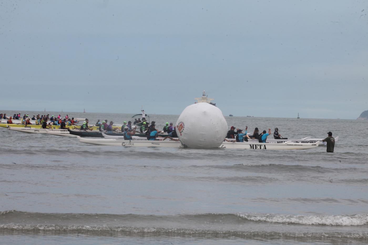 canoa no mar com atletas. #paratodosverem