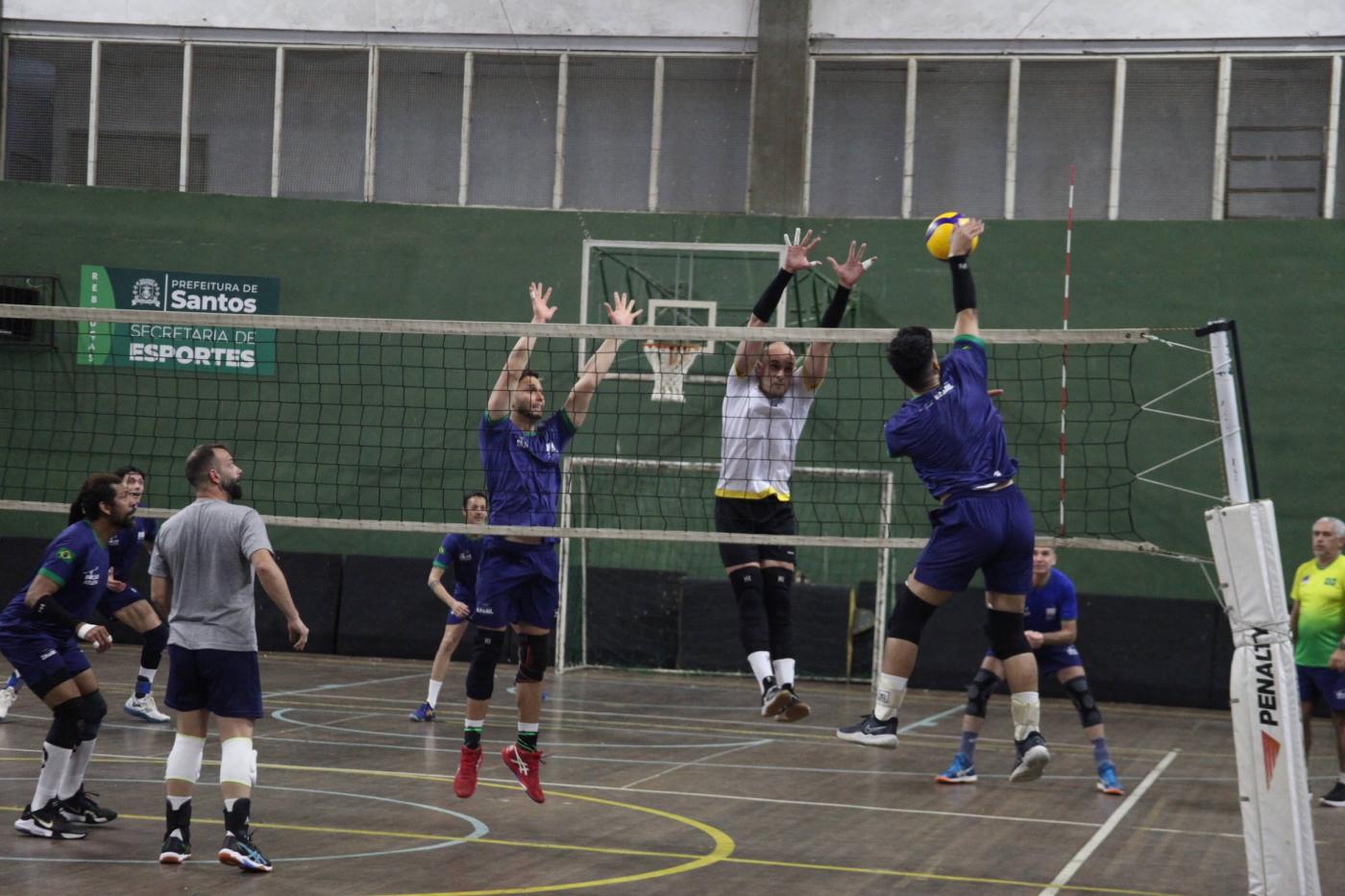 homens jogam vôlei em quadra. #paratodosverem