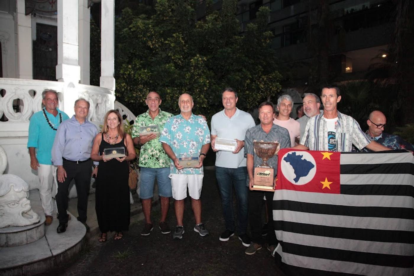 homenageados posam com bandeira do estado #paratodosverem