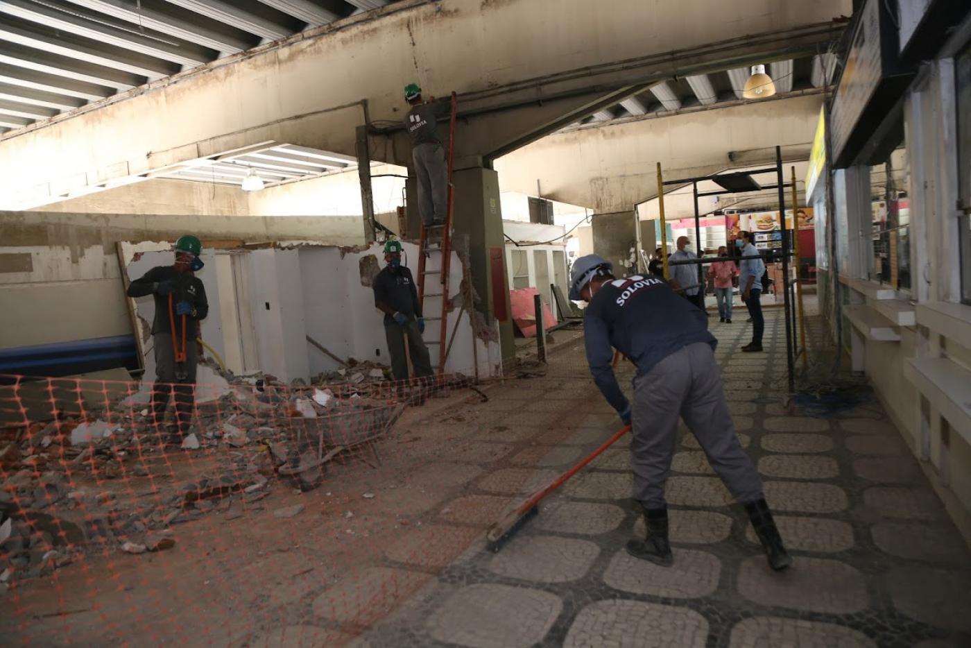 HOmens estão demolindo piso em mosaico português. #Paratodosverem