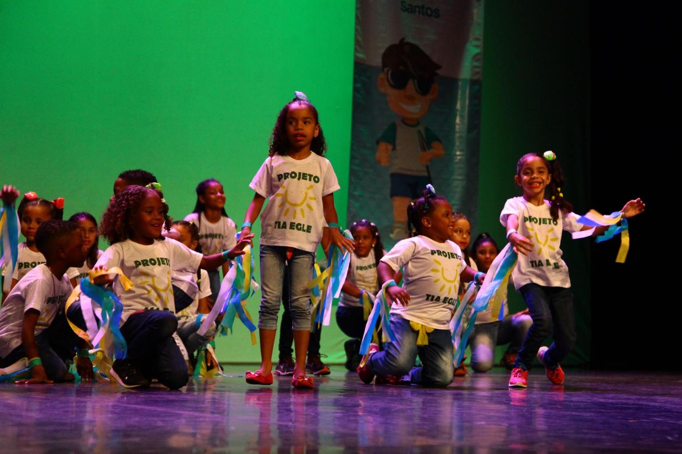 crianças se apresentando em palco #paratodosverem 