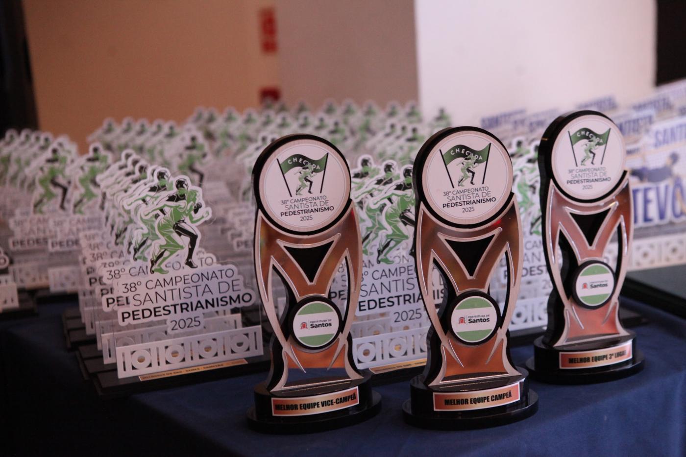 imagem dos troféus do Santista de Pedestrianismo.#Paratodosverem.