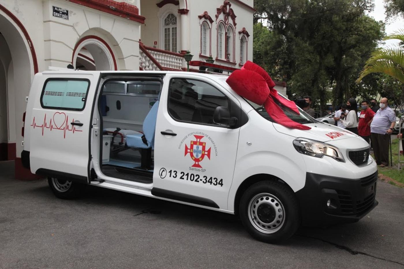 ambulância parada na porta do hospital #paratodosverem 