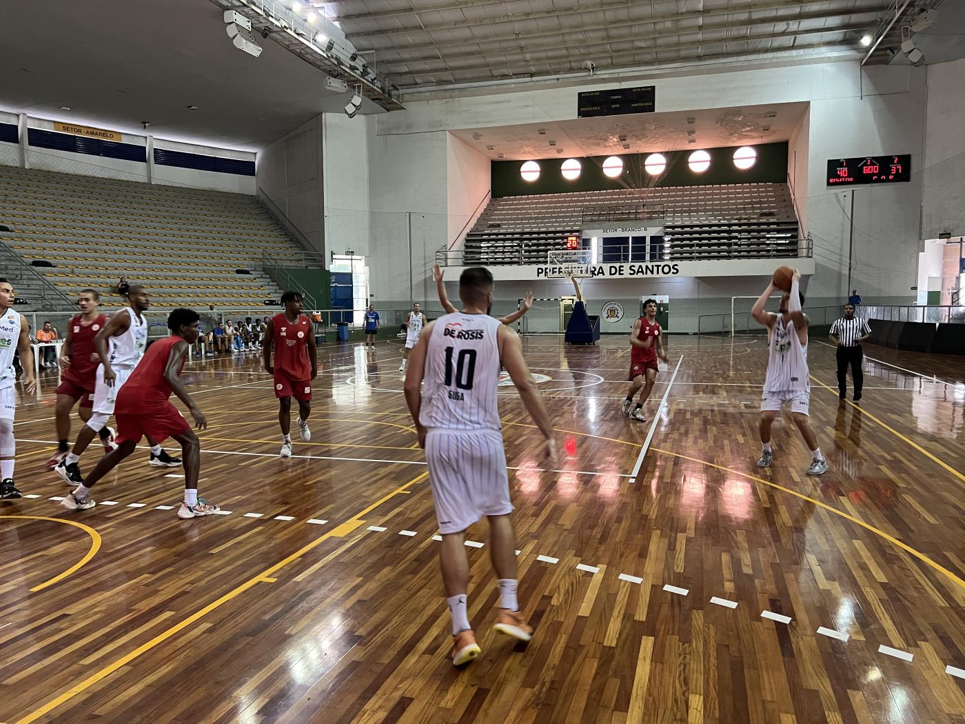 atletas jogam basquete em quadra. #paratodosverem