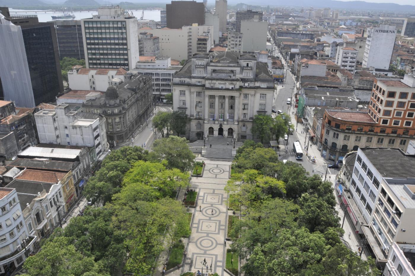 vista geral e aérea do centro da Cidade, com foco na praça mauá e prédios adjacentes. #paratodosverem