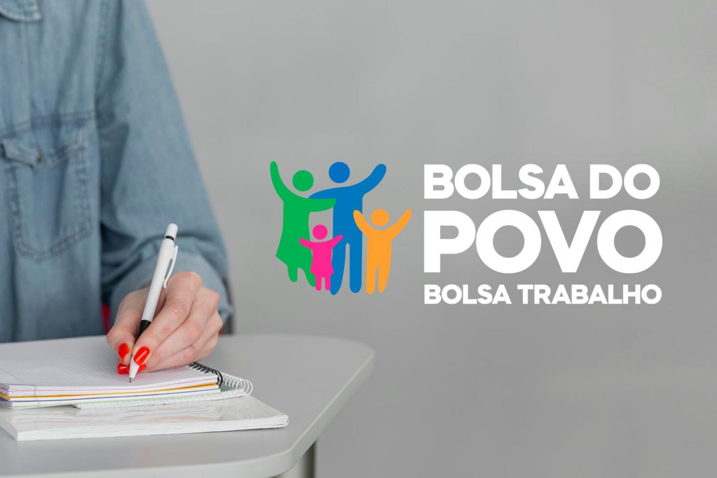 mulher escreve em caderno. Ao lado o logo do Bolsa do Povo