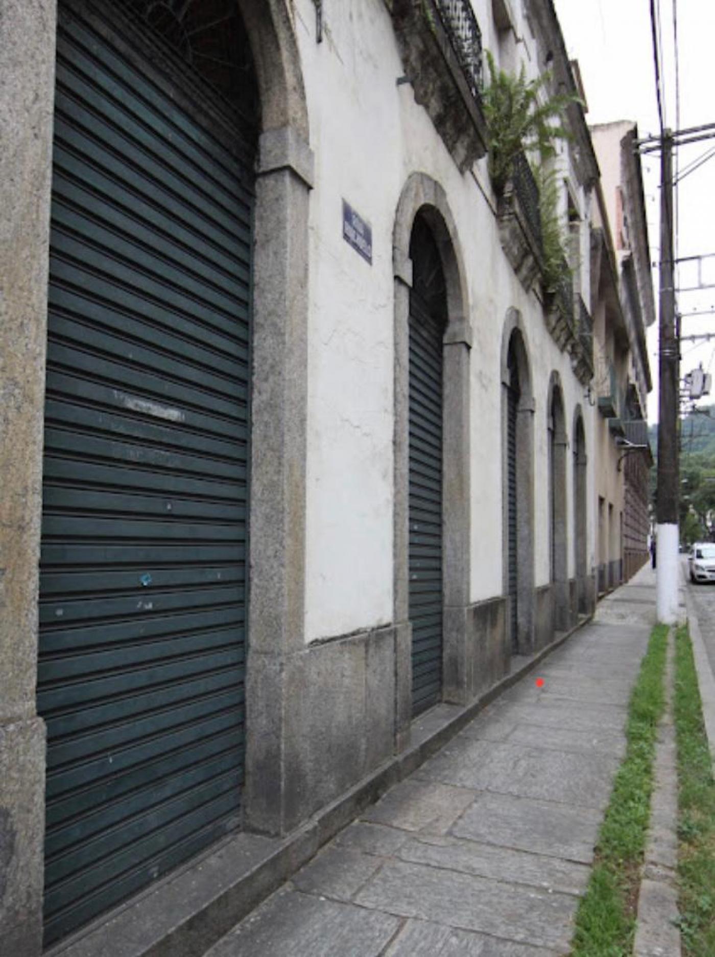 TRECHO DE CALÇADA COM MARGEM AJARDINADA E PORTAS DE ESTABELECIMENTOS FECHADOS À ESQUERDA. #PARATODOSVEREM