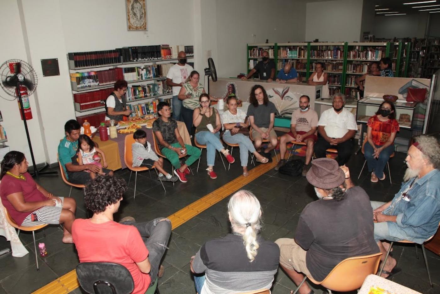 Roda de bate-papo reúne indígenas e não indígenas na biblioteca. #pratodosverem