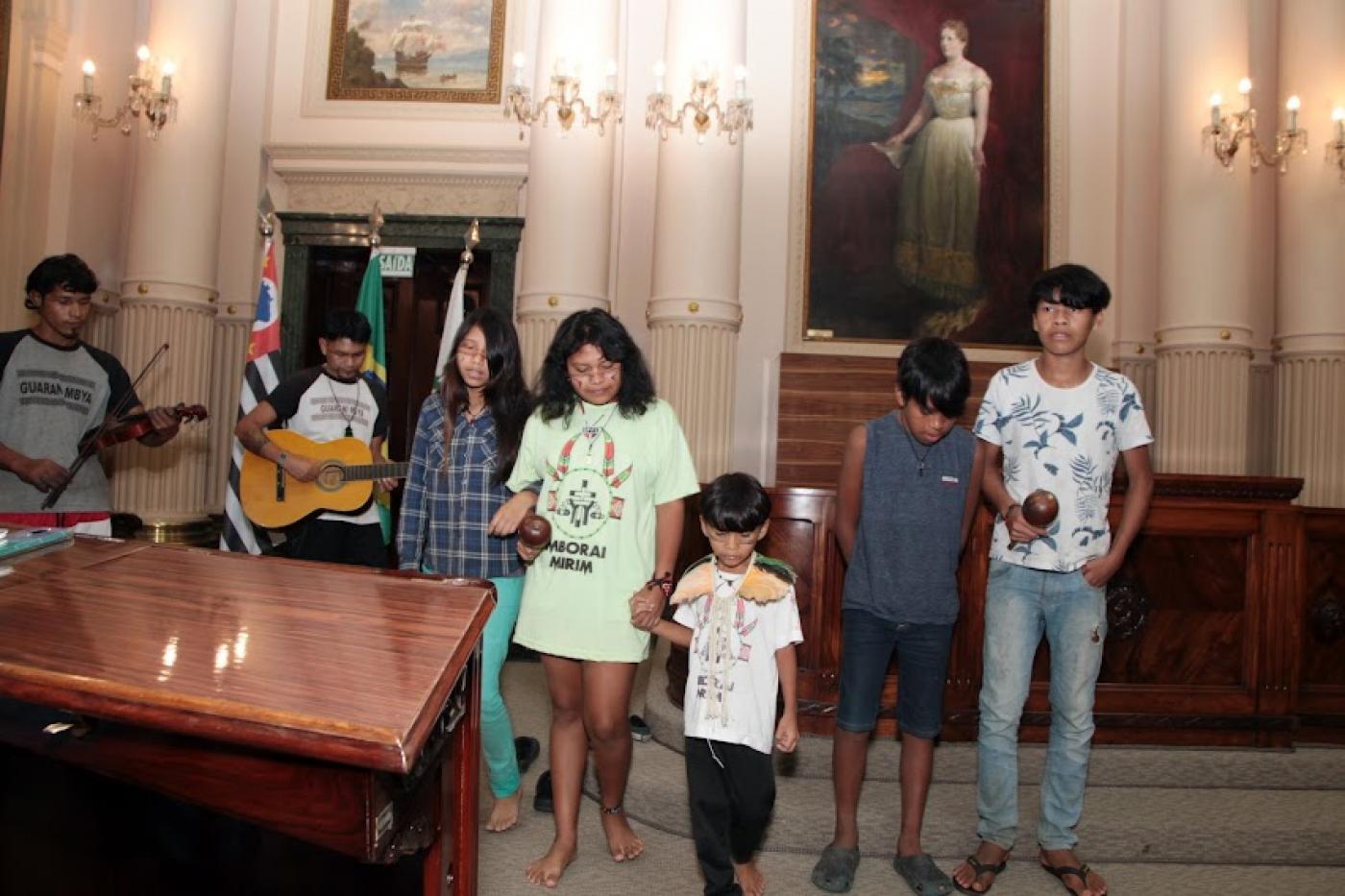 jovens e crianças fazem apresentação de dança e música na sala princesa isabel. São sete pessoas no total. #paratodosverem