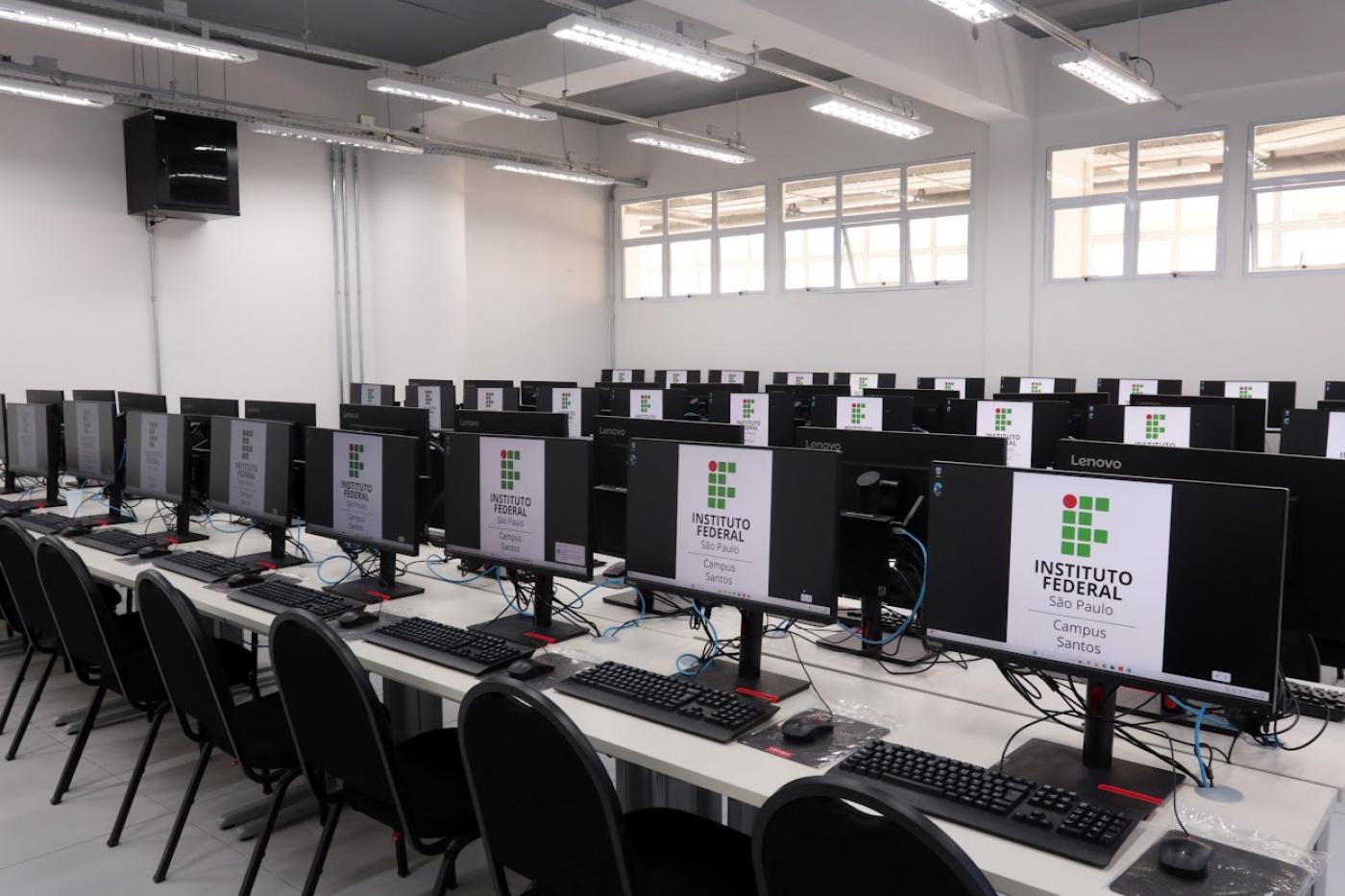 computadores prontos na sala #paratodosverem 
