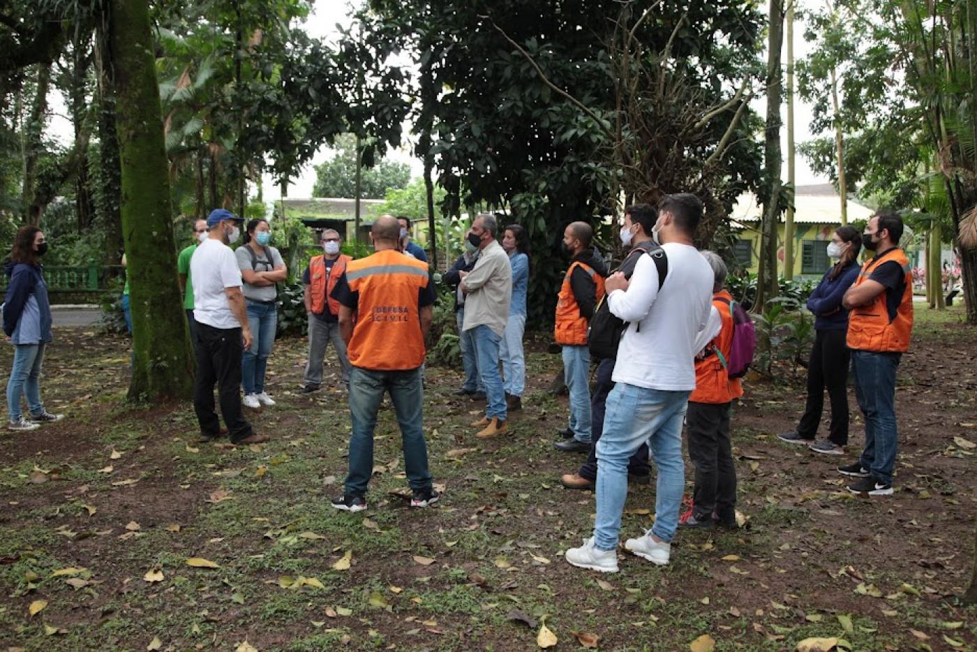 Profissionais envolvidos na arborização conversam em área verde do jardim botânico. #paratodosverem