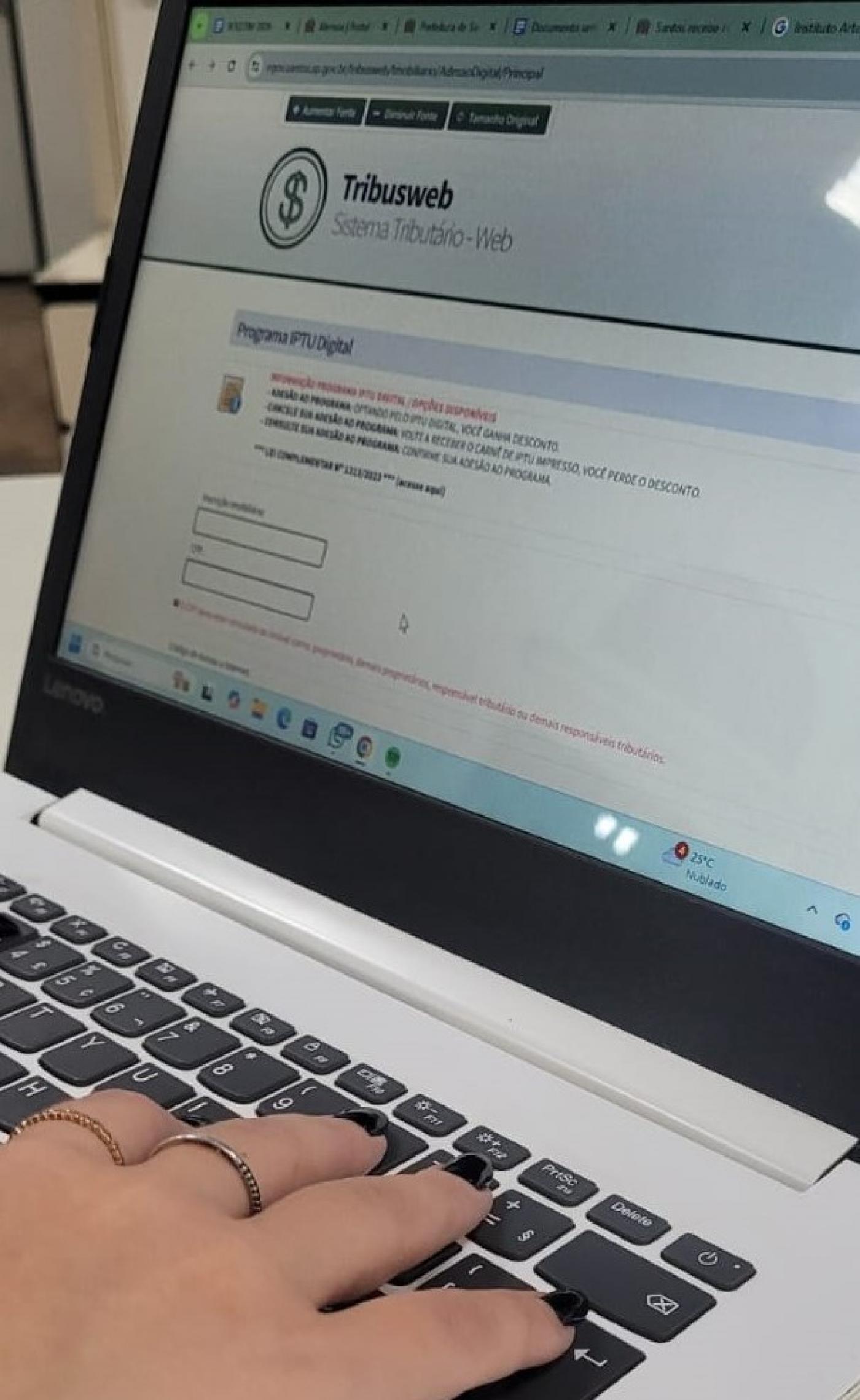 pessoa acessando o site no computador #paratodosverem