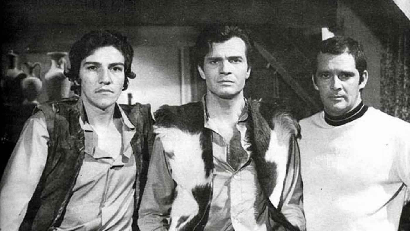 Três homens lado a lado. Identifica-se a foto de uma novela de 1971, Irmãos Coragem. #paratodosverem