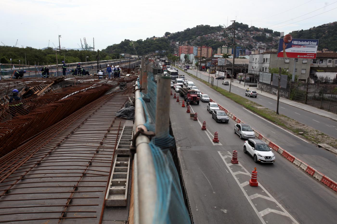 Viaduto em construção à esquerda da imagem e trânsito fluindo à direita