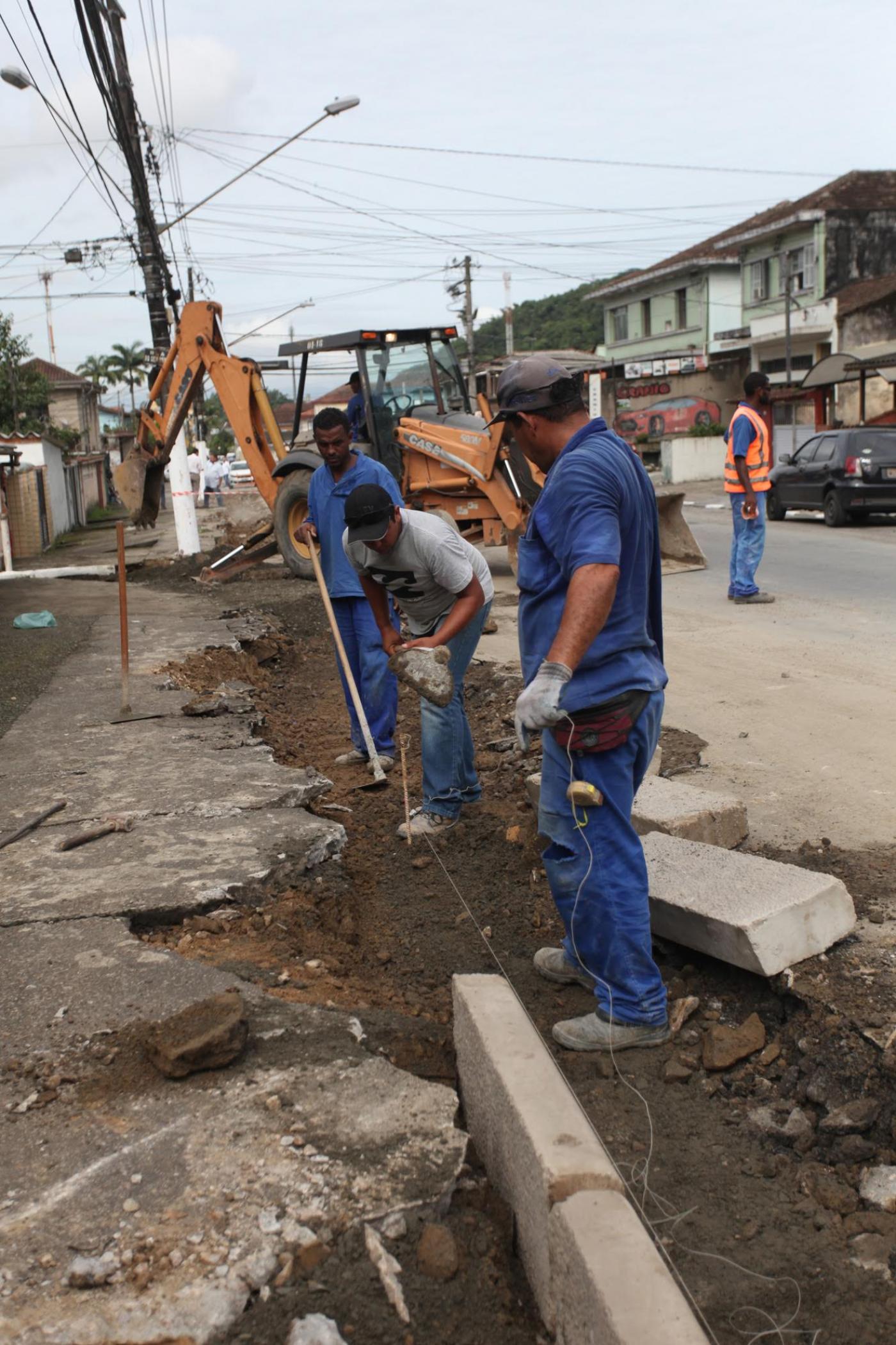 Operários atuam em construção de guias