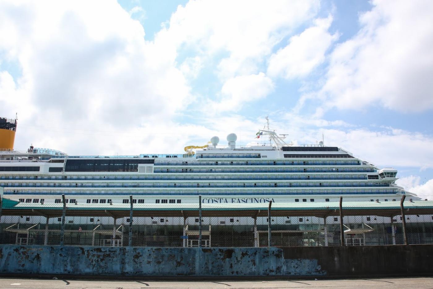 O navio Costa Fascinosa atracado no porto #Paratodosverem