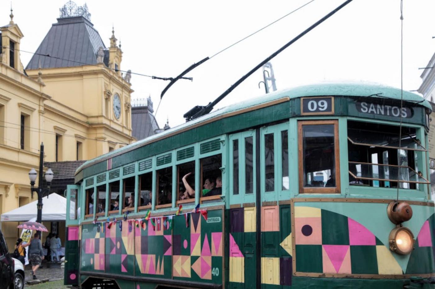 o bonde turístico na frente da estação do valongo. #paratodosverem 