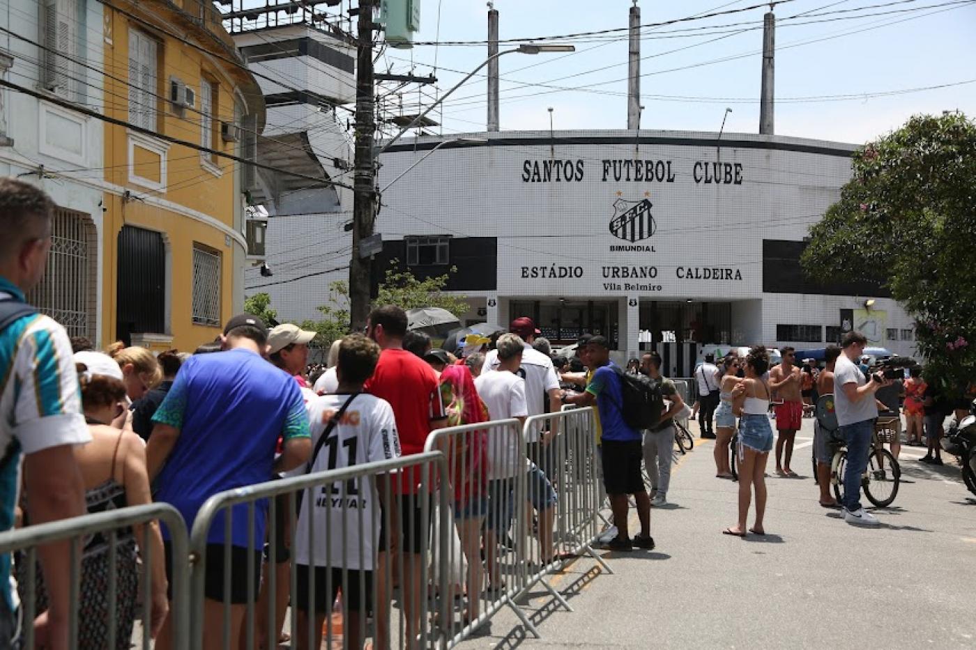 fila em frente à Vila Belmiro. #paratodosverem