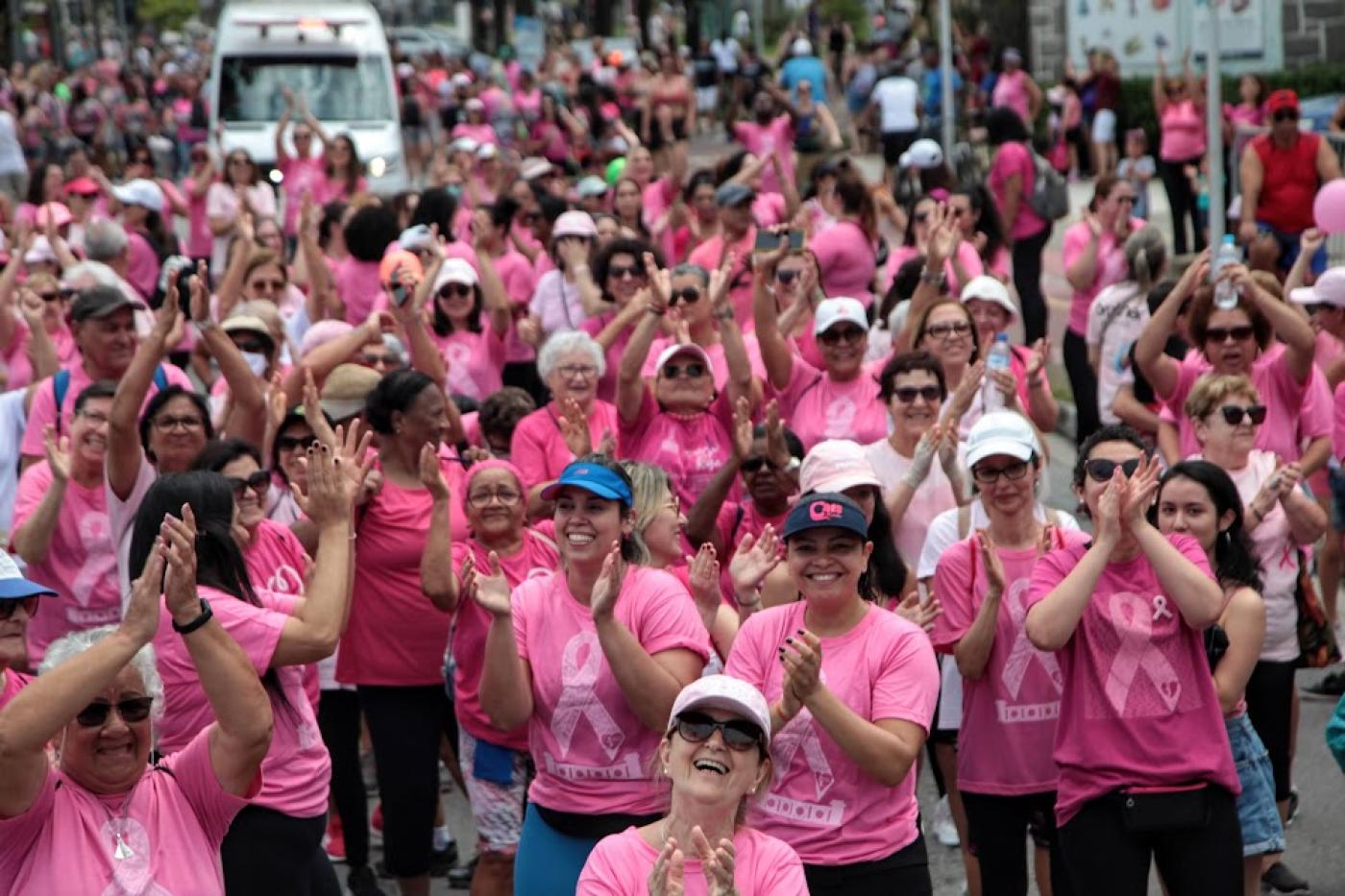 Muitas mulheres fazendo caminhada na orla e batendo palmas. #paratodosverem