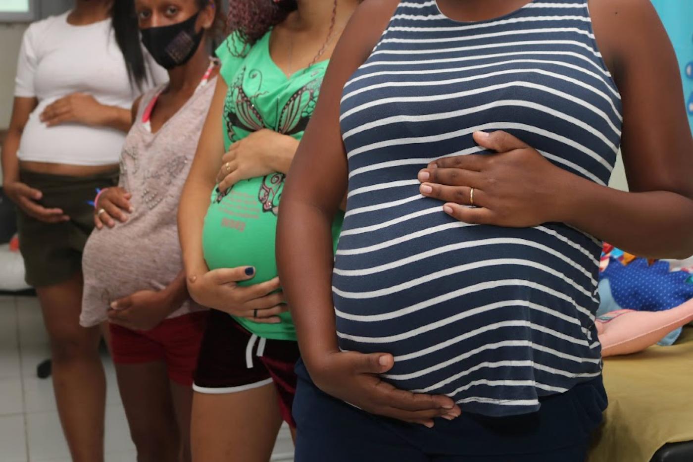 close na barriga de quatro gestantes. seus rostos não aparecem. #paratodosverem 