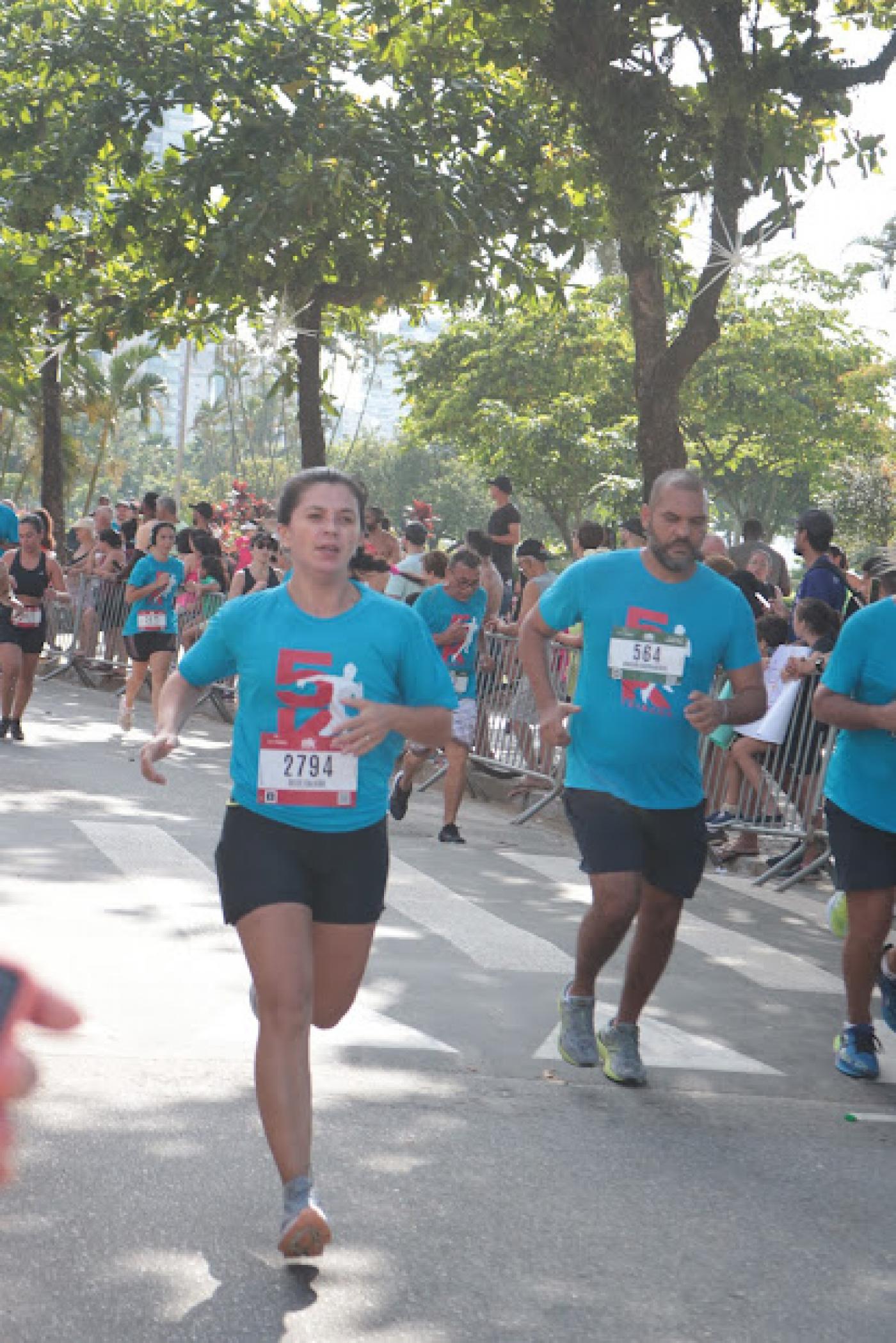 Mais de 6 mil atletas disputam corrida de 5km pela orla de Santos