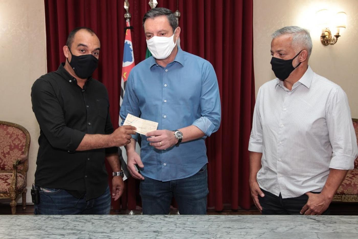 vereador entrega cheque ao prefeito #paratodosverem