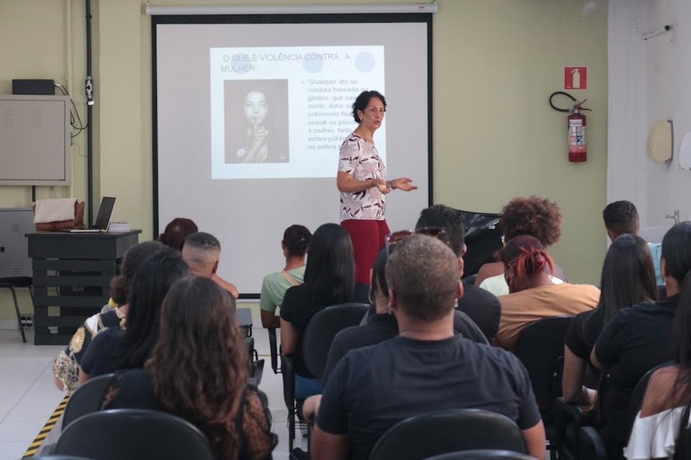 pessoas na sala de aula #paratodosverem 