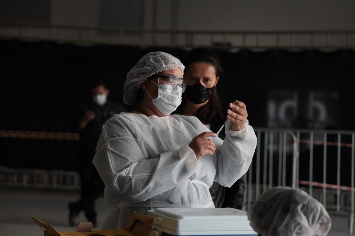 enfermeira prepara seringa para vacinar #paratodosverem 