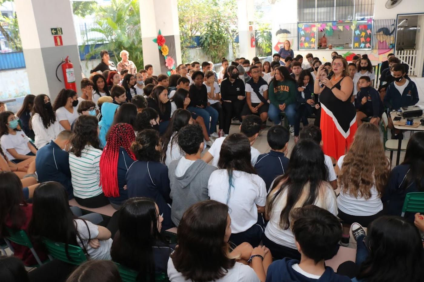 vários alunos ao redor de palestrante #paratodosverem