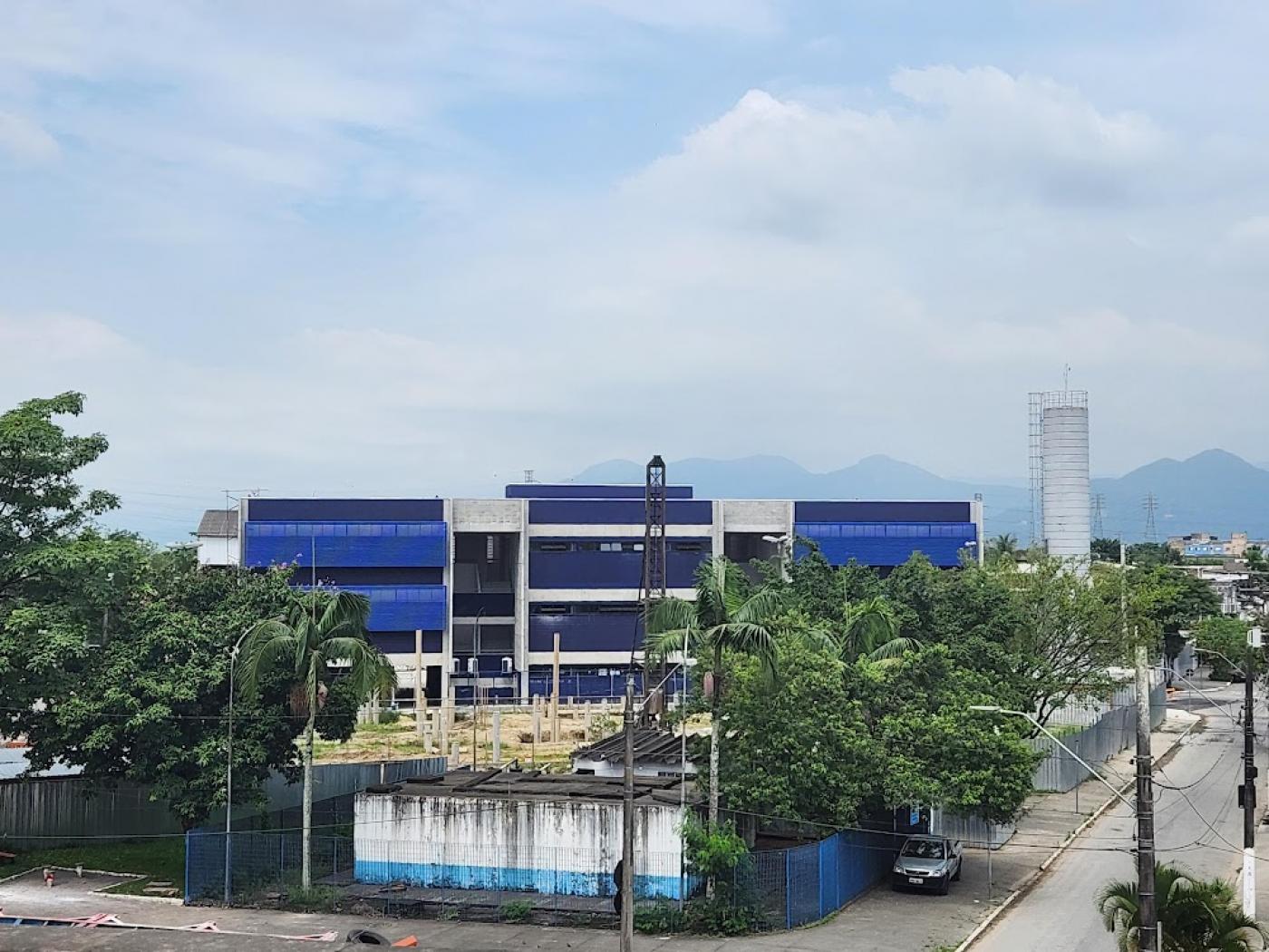 vista geral de prédio em construção a paisagem de praça. #paratodosverem 