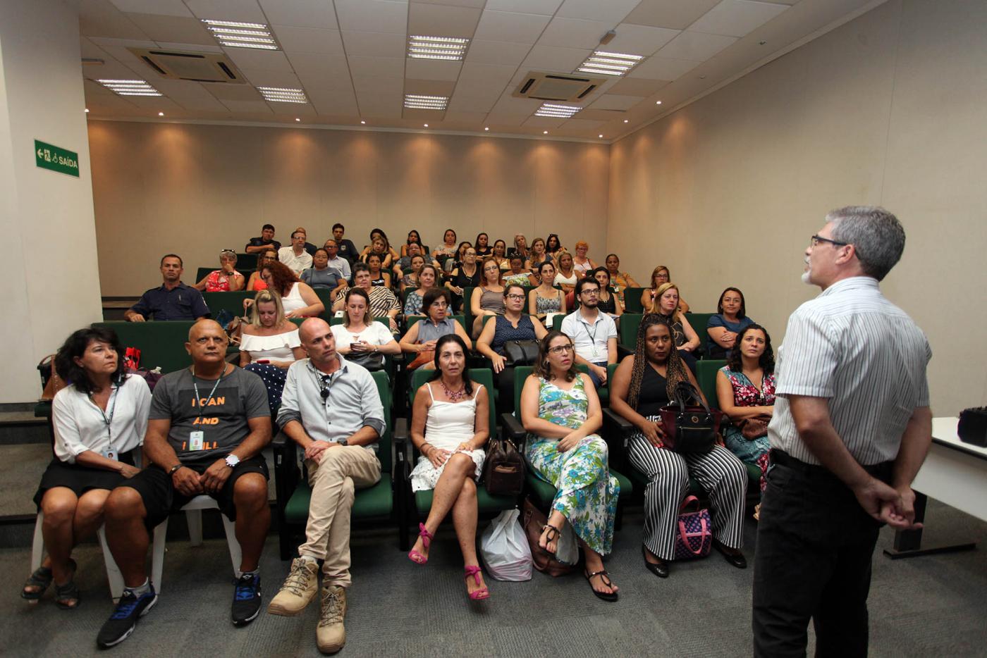 servidores sentados no auditório assistem a palestra #pracegover 