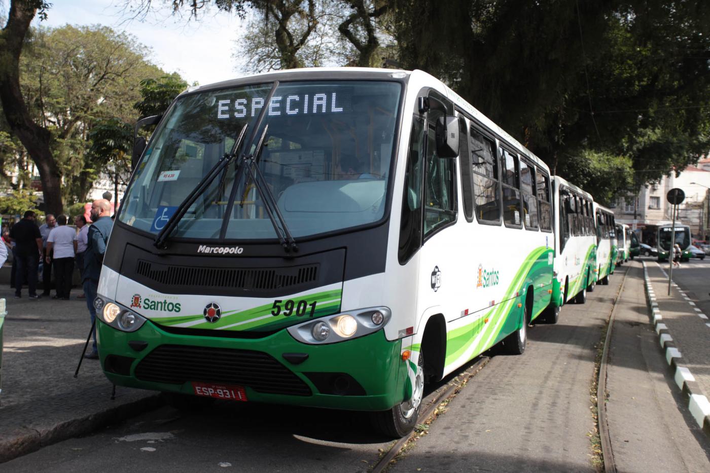 micro-ônibus parados na praça mauá #pracegover 