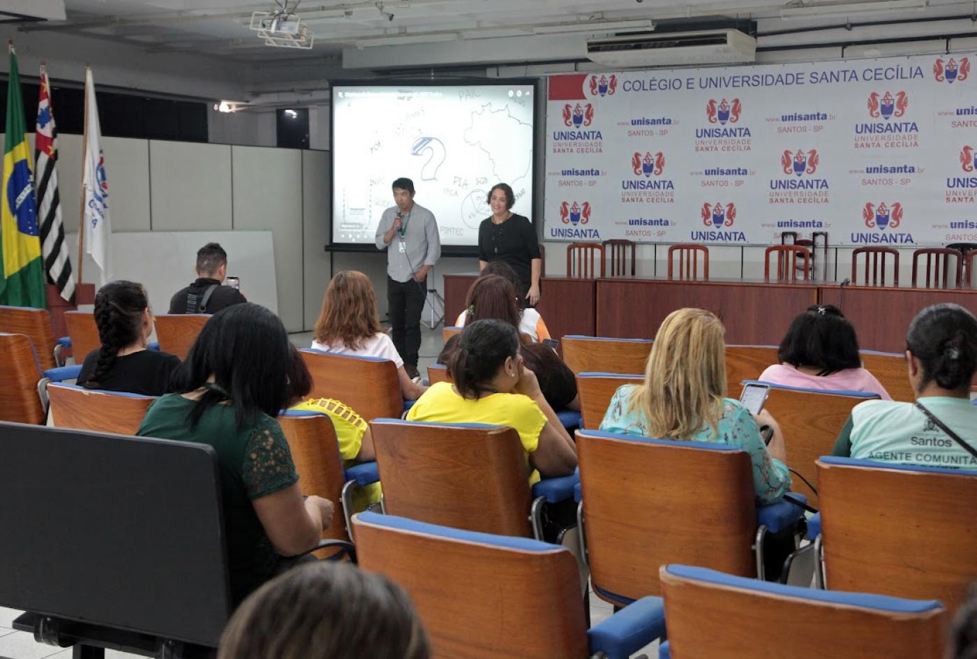 pessoas no auditório acompanhando a palestra #paratodosverem 