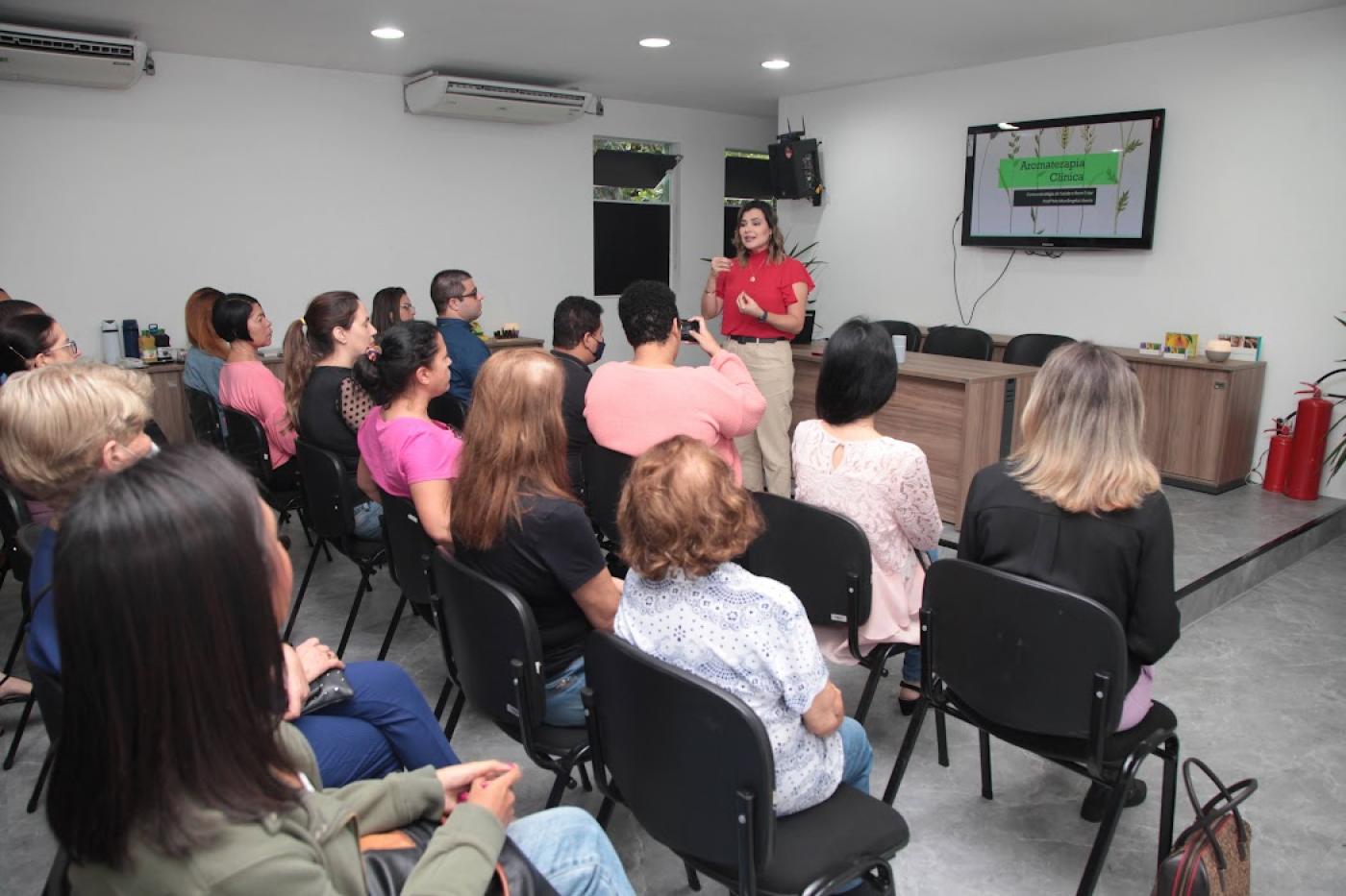 pessoas sentadas acompanham palestra #paratodosverem