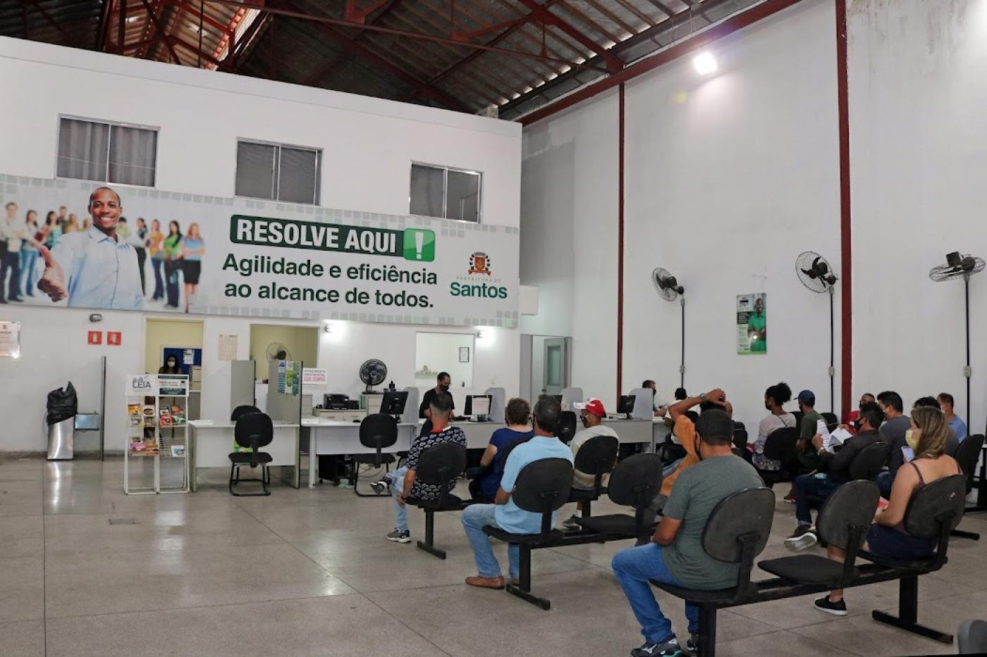 pessoas aguardam sentadas no centro de emprego #paratodosverem