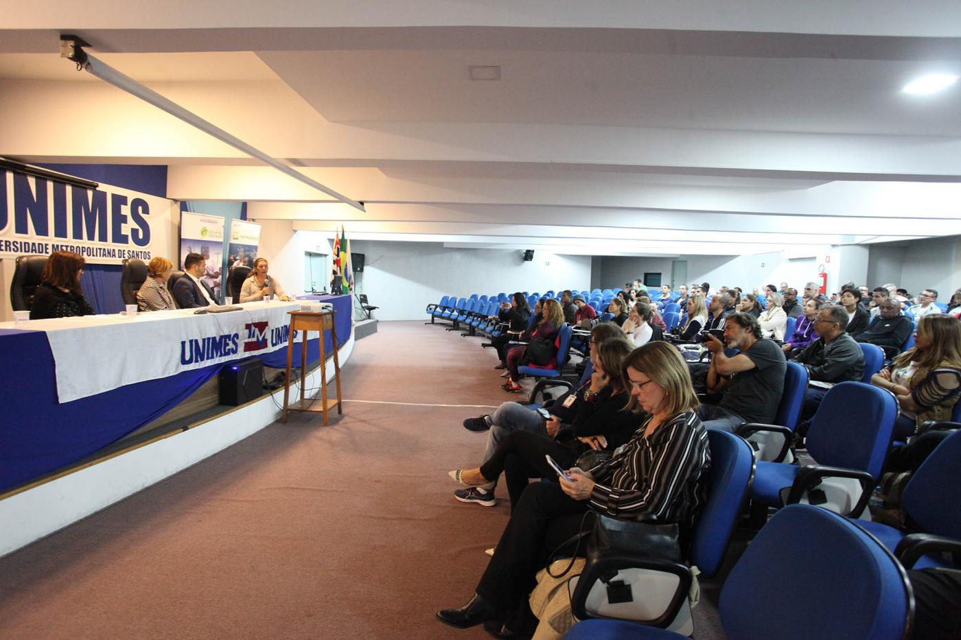 professores sentados no auditório durante a palestra #pracegover 