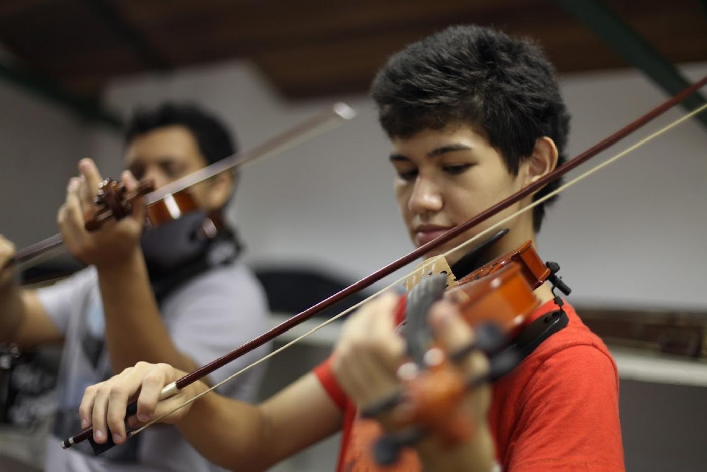 duas crianças tocam violino #paratodosverem